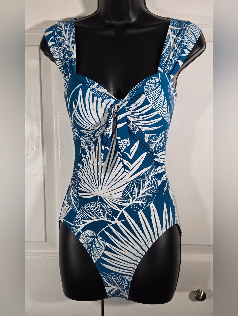 NWT Carmen Marc Valvo Blue White Tropical Leaf One Piece Swimsuit Size 8
